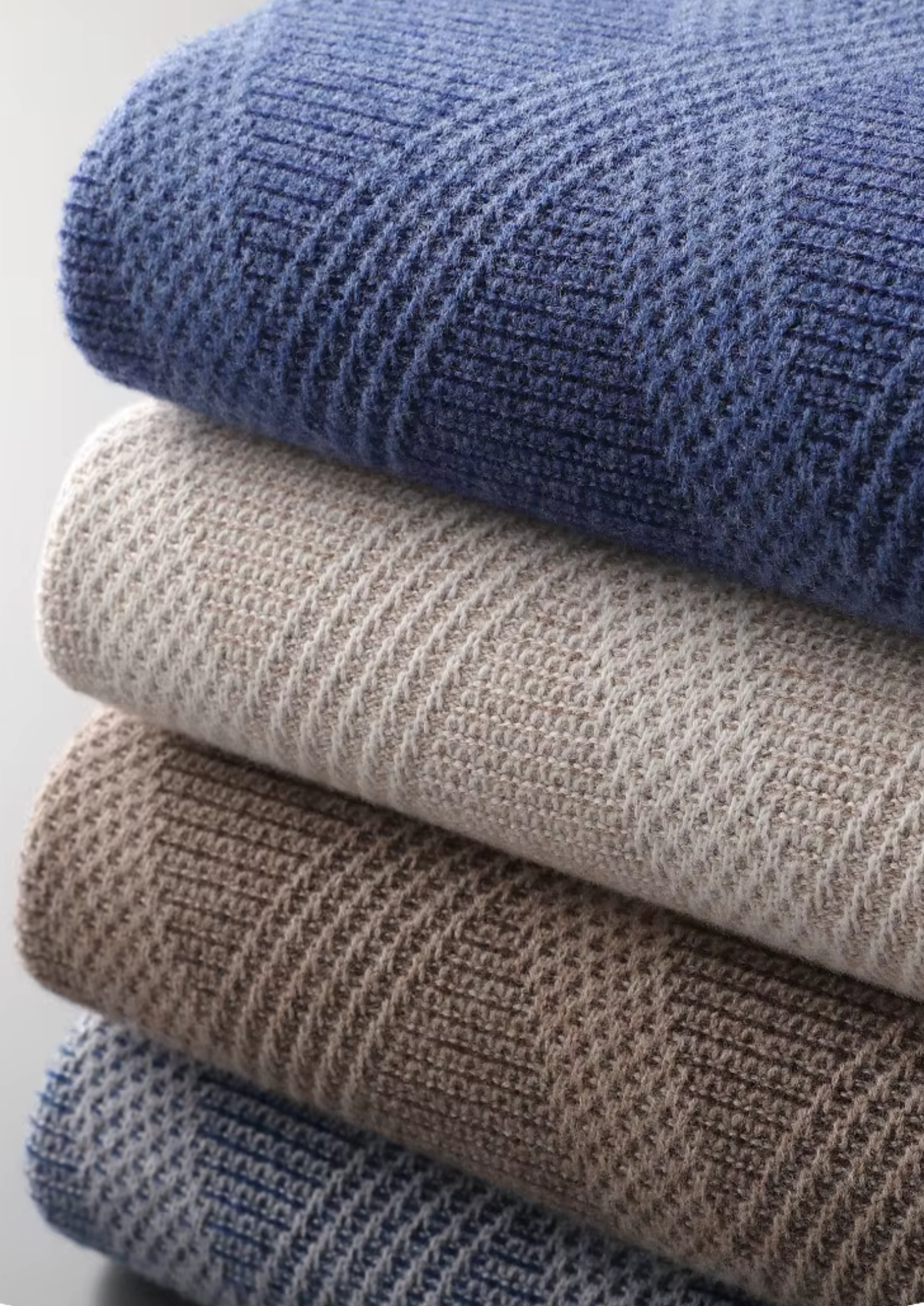 Pure Extra-Fine Merino Wool Two Tone Patterned Mockneck | Auremmont