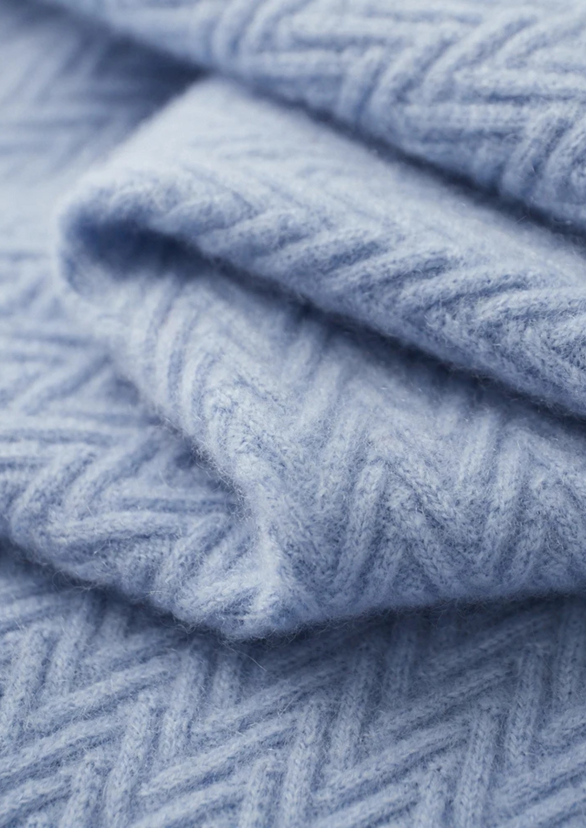 Premium Cashmere Zigzag Button Sweater | Auremmont