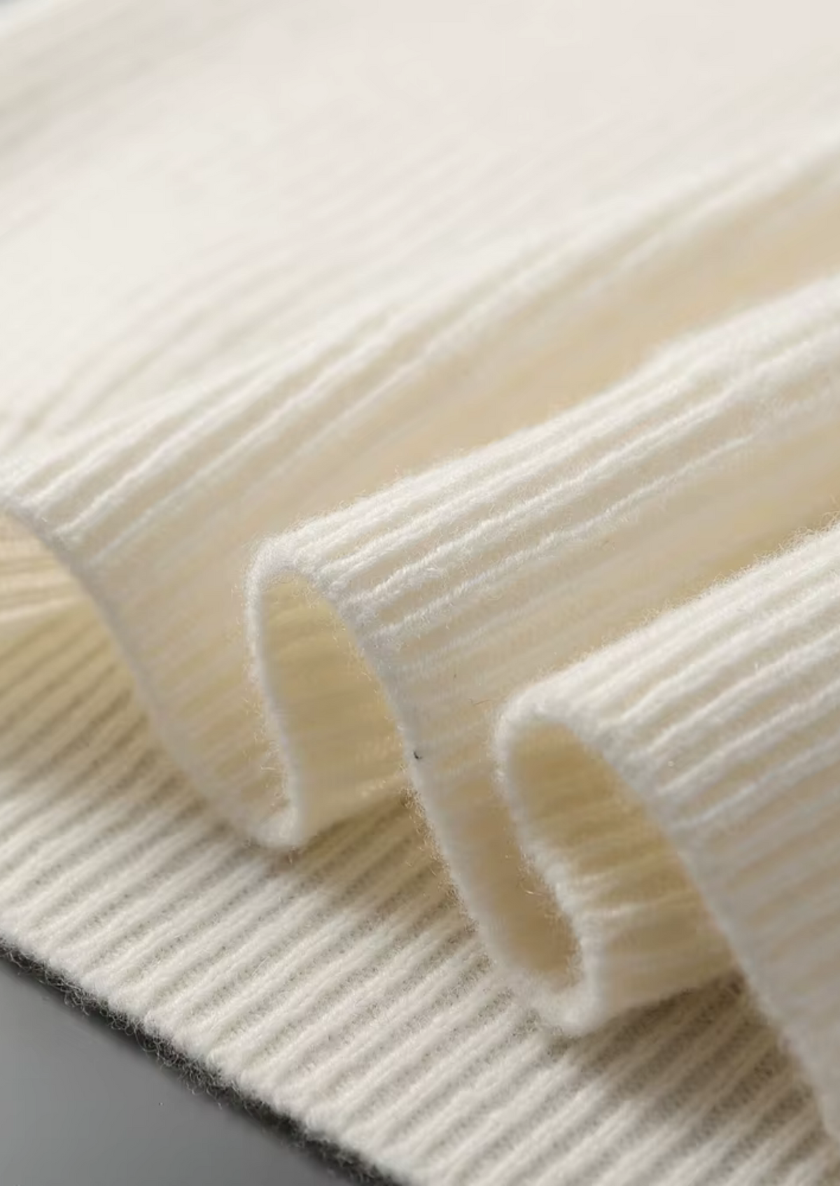 Premium Cashmere Ribbed V-Neck Sweater | Auremmont