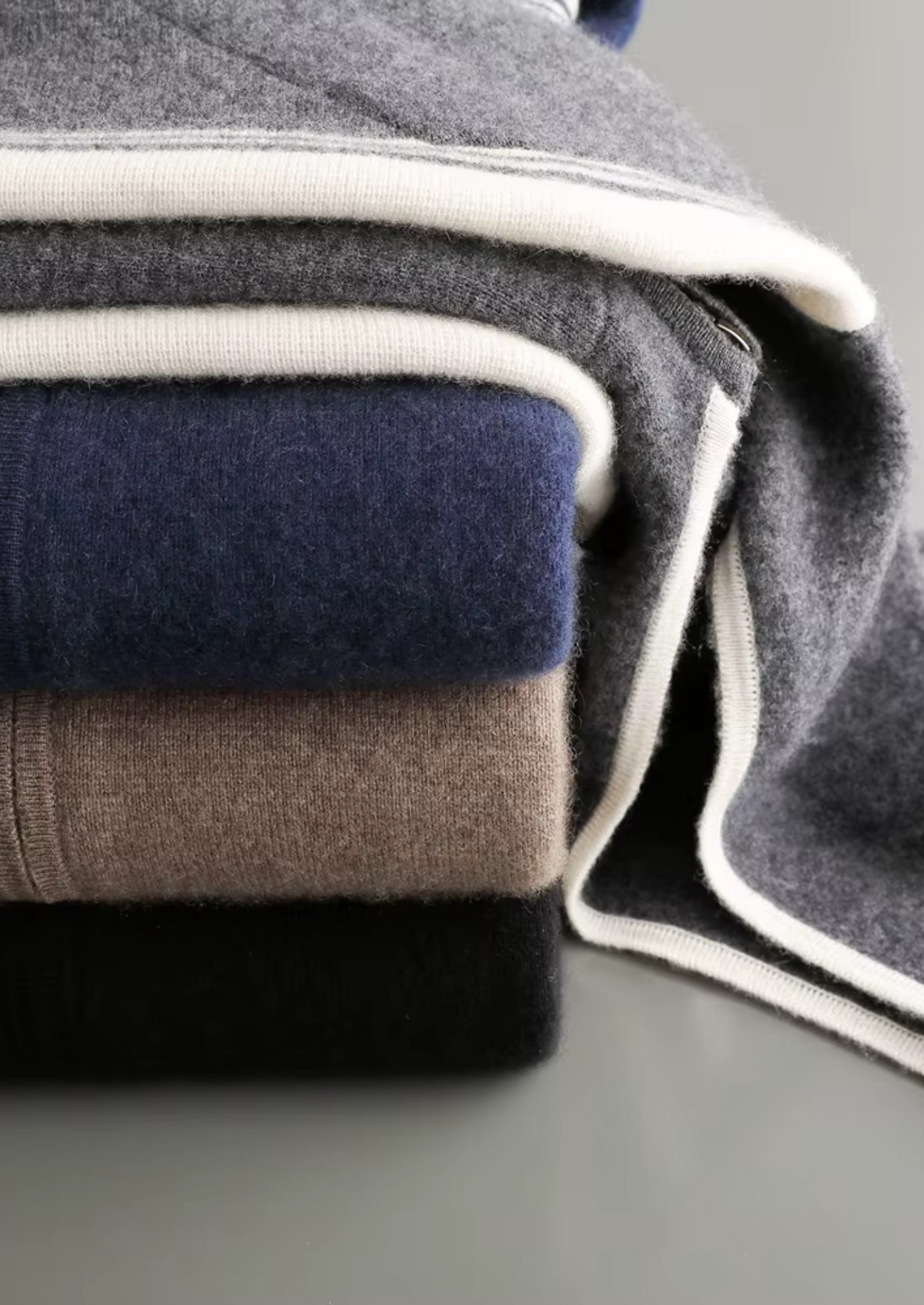 Pure Extra-Fine Merino Wool Black Damien Set | Auremmont