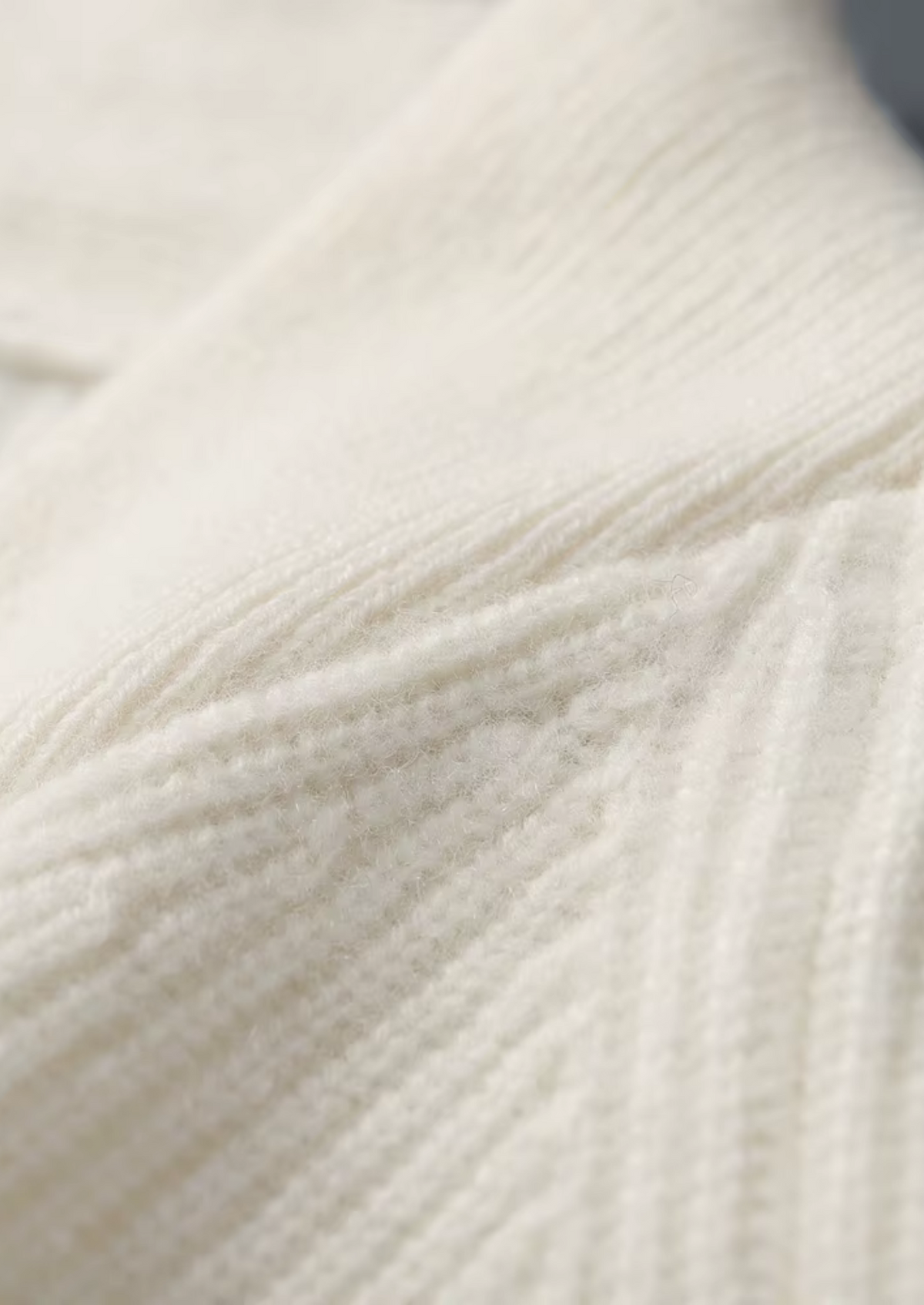 Premium Cashmere Ribbed V-Neck Sweater | Auremmont