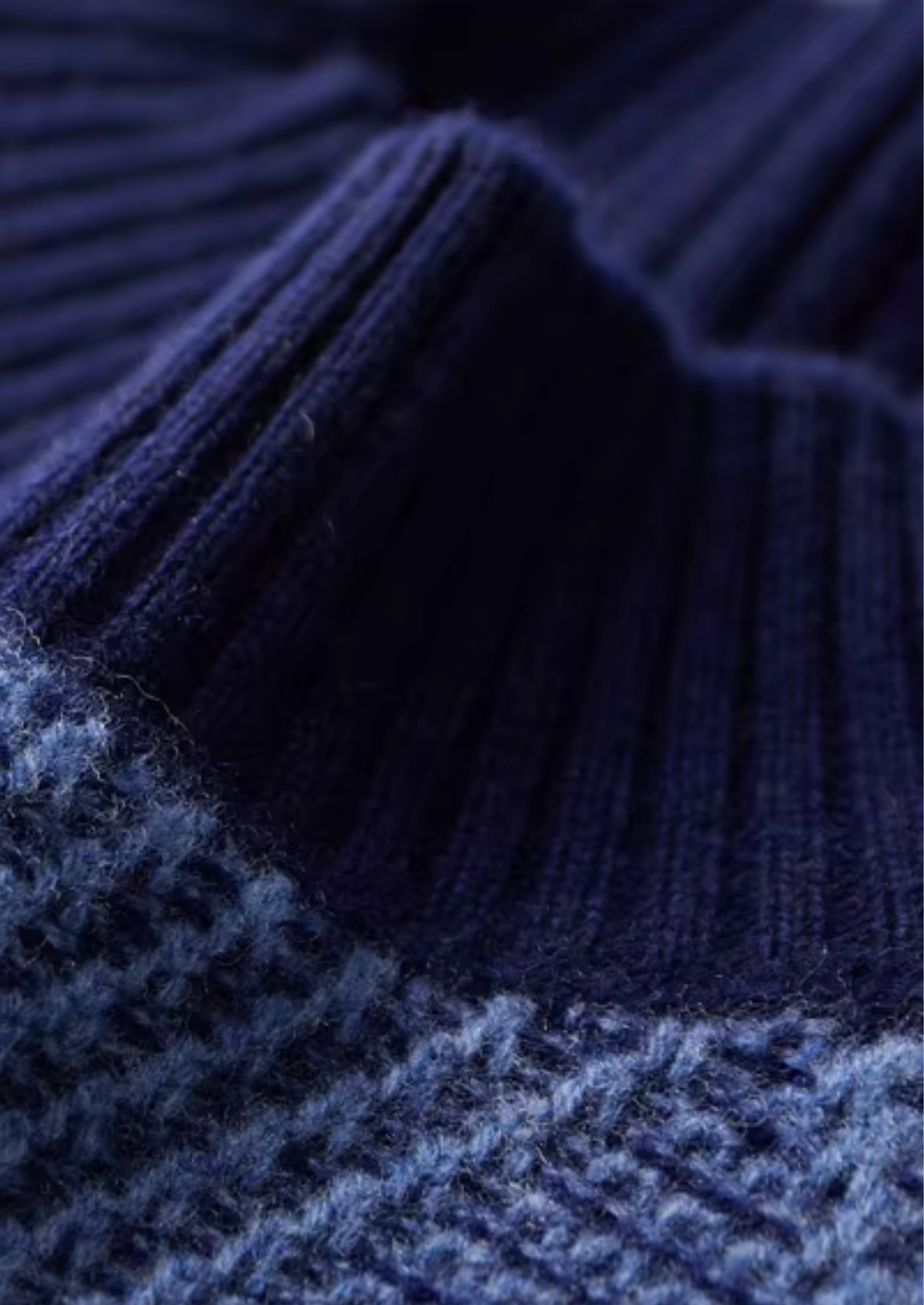 Pure Extra-Fine Merino Wool Two Tone Patterned Mockneck | Auremmont