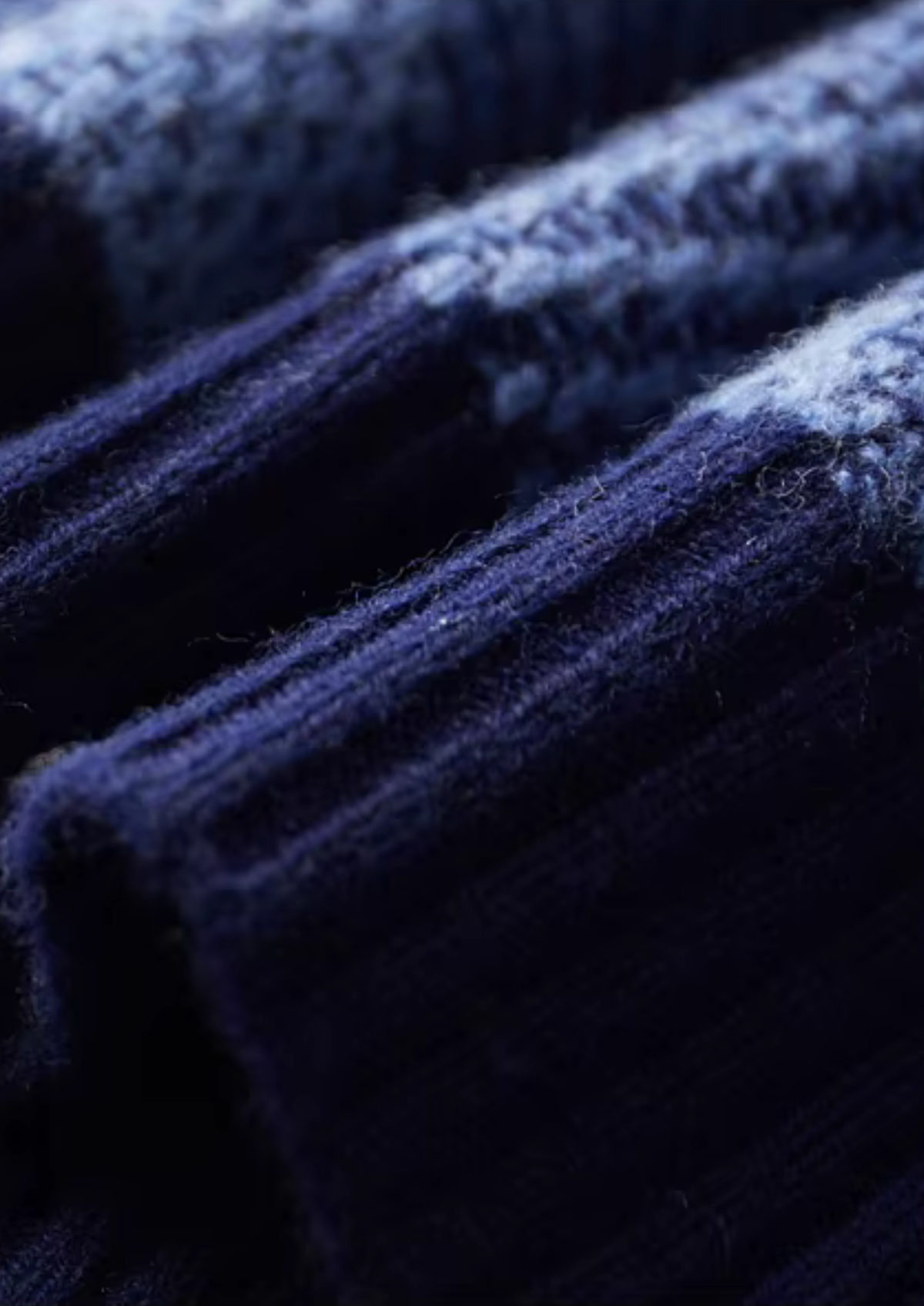 Pure Extra-Fine Merino Wool Two Tone Patterned Mockneck | Auremmont