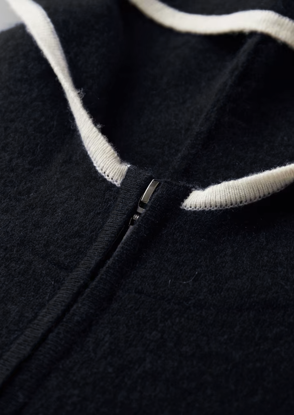 Pure Extra-Fine Merino Wool Black Damien Set | Auremmont