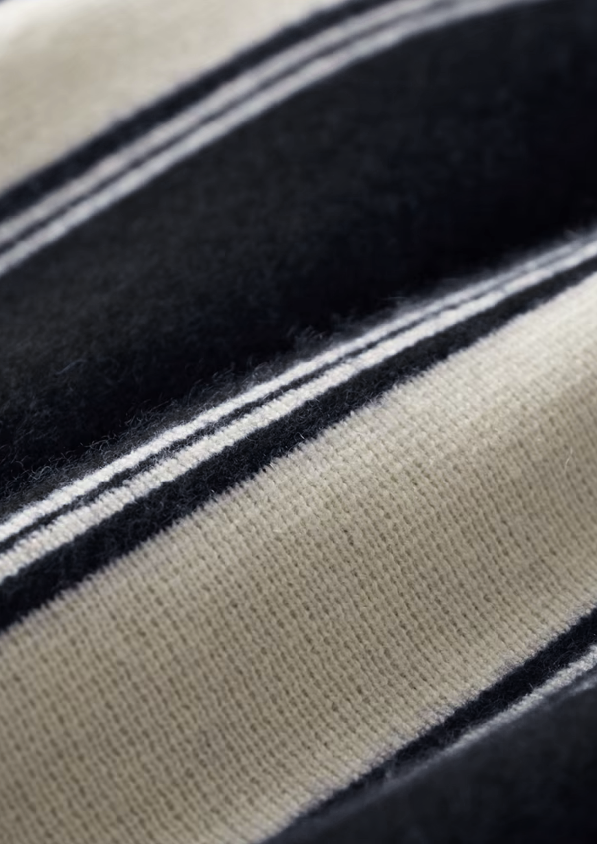 Pure Extra-Fine Merino Wool Black Damien Set | Auremmont